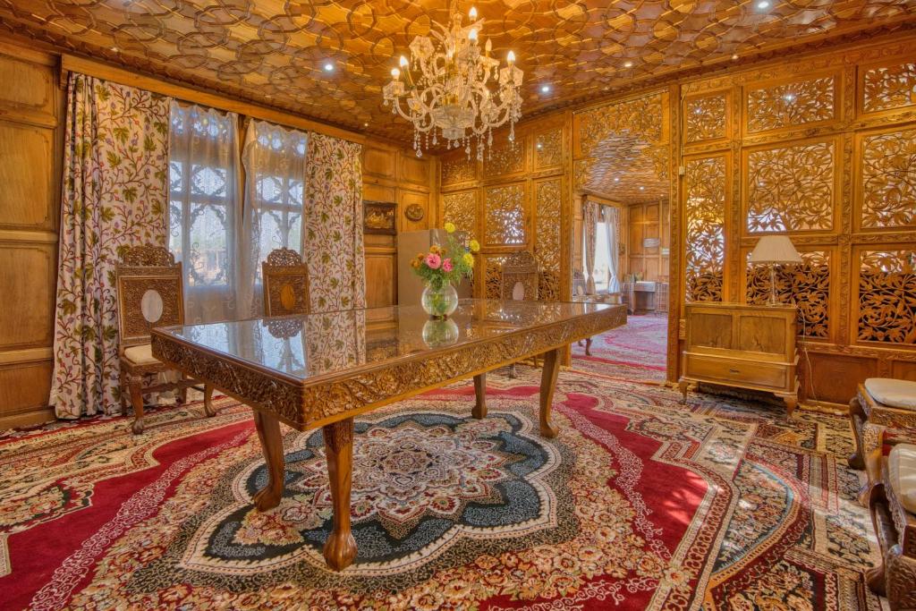 Super Deluxe Lake View Room